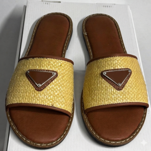 Prada üçken tokalı terlik